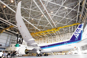 隨著一架B787“夢想飛機(jī)”在日本東京羽田機(jī)場著陸，波音公司終于結(jié)束了其為期3年延遲交付的噩夢